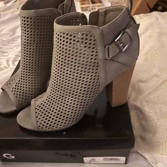 Gray open toe guess heel booties - Picture 2 of 2